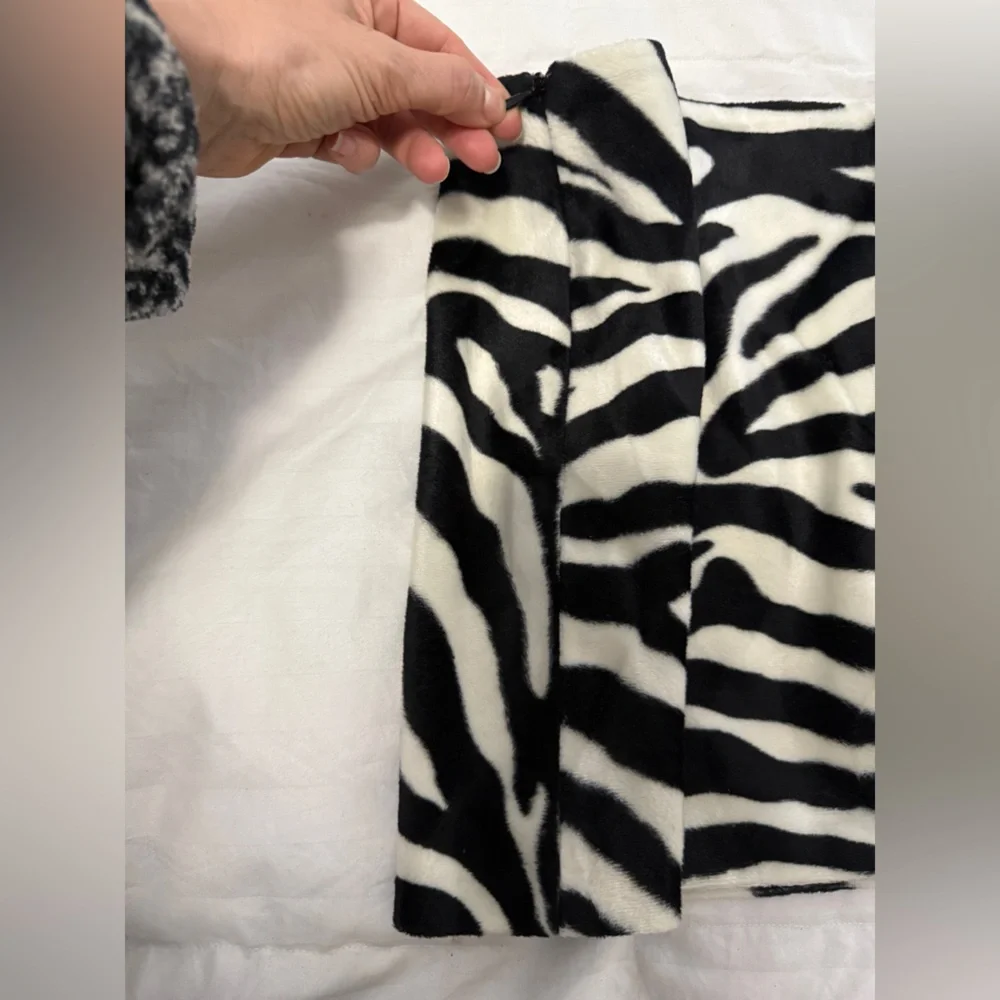 Vintage Express Black and White Zebra Print Fabric - Picture 11 of 11